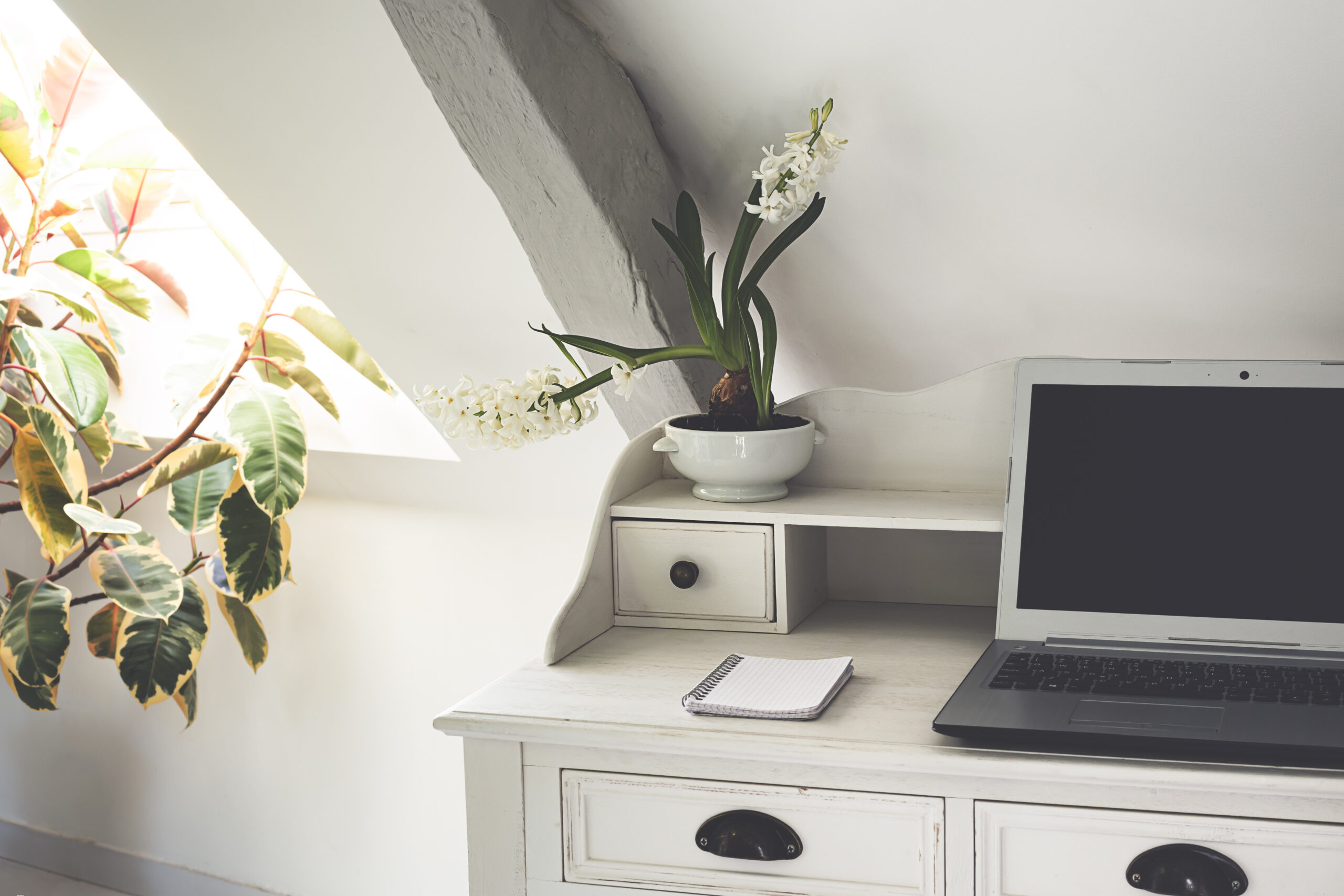 10 Minimalist Home Office Setup Ideas for Small Spaces