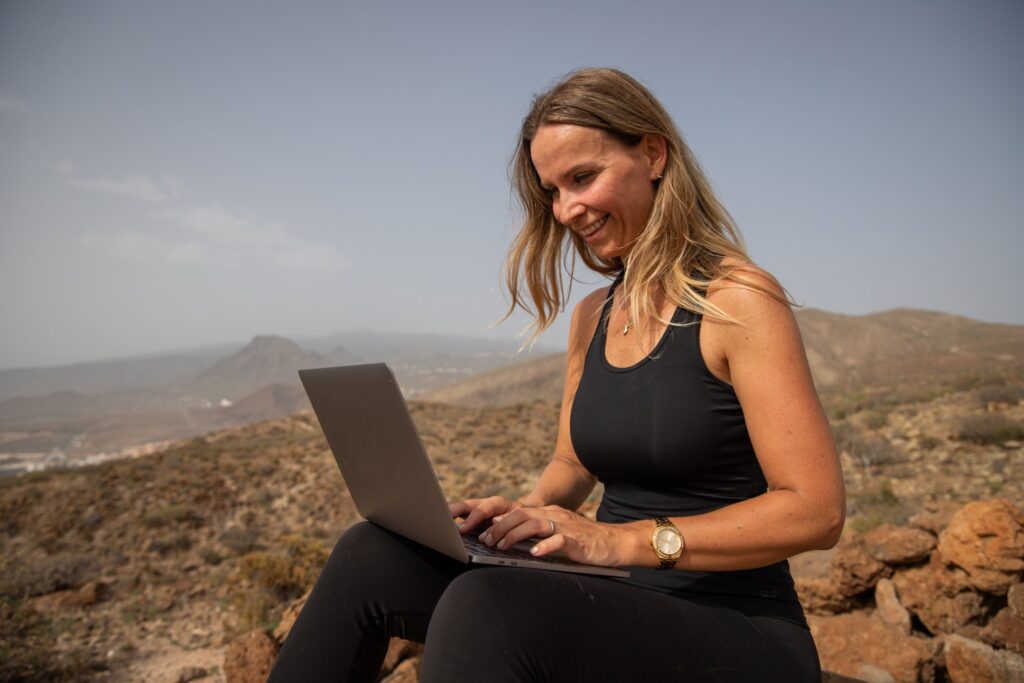 E-commerce and the "Shopify Nomad" Model